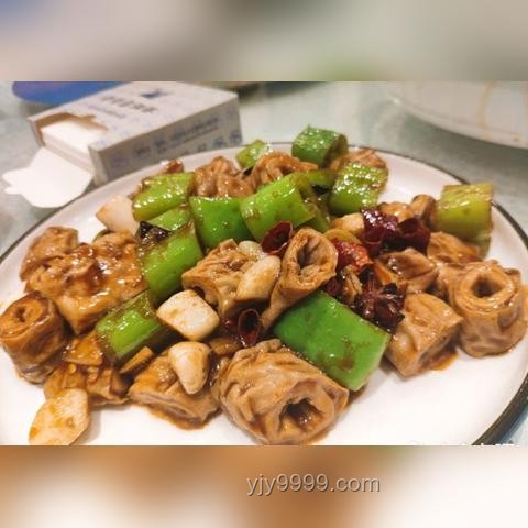 游客饭店门口停车被打，当地回应及解决方案