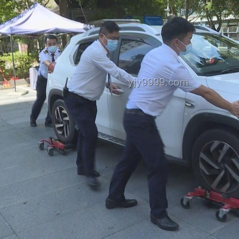 游客饭店门口停车被打，当地回应及解决方案